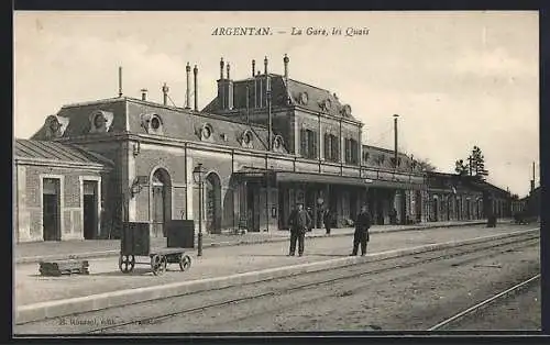 AK Argentan, La Gare, les Quais, Bahnhof mit Bahnsteig