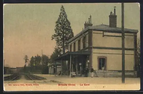 AK Briouze, La Gare, Partie am Bahnhof