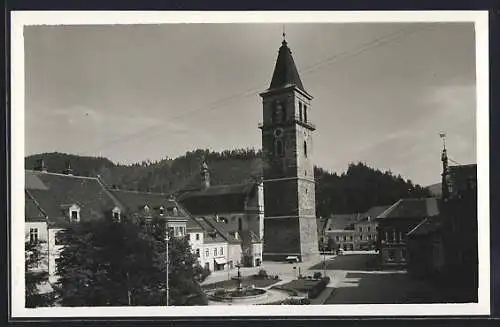 AK Judenburg, Strassenpartie mit Turm und Brunnen