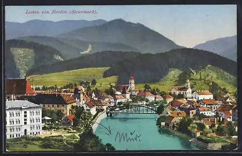 AK Leoben, Ortsansicht von Norden mit Kirche, Rundbrücke über einen Fluss und Bergpanorama