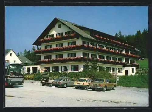 AK Heilbrunn /Oststeiermark, Parkplatz am Gasthof Bauernhofer