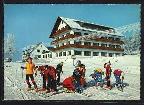 AK Heilbrunn /Oststeiermark, Skifahrer vor dem Gasthof Bauernhofer