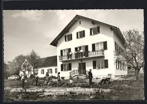 AK Auffen, Gasthof Sommerbauer, Besucher vor dem Gebäude