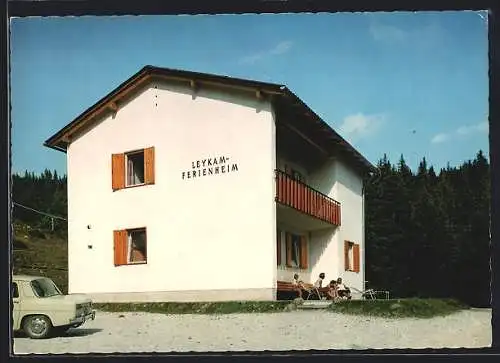 AK Schönberg bei Niederwölz, Hotel Leykam-Ferienheim, Aussenansicht mit dem Wald