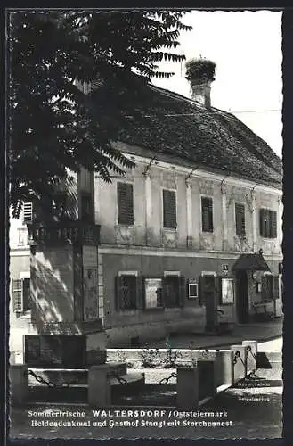 AK Waltersdorf /Oststeiermark, Heldendenkmal und Gasthof Stangl mit Storchennest