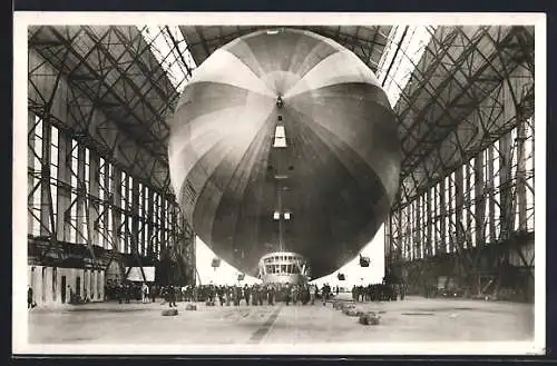 AK Luftschiff Graf Zeppelin LZ 127, Einbringen in der Halle