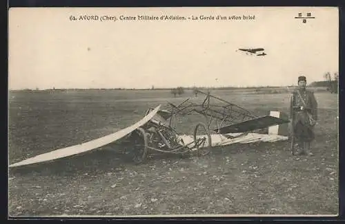 AK Avord, Centre Militaire d`Aviation, La Garde d`un Avion brise, das zerstörte Flugzeug