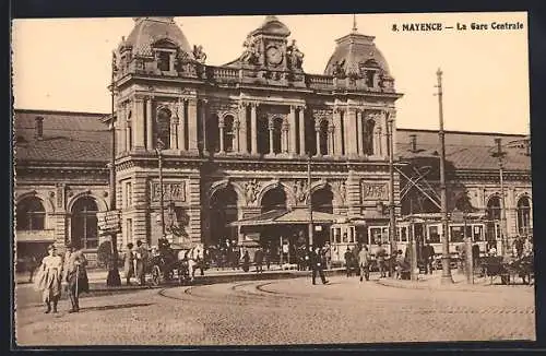 AK Mainz, Passanten und Strassenbahn vor dem Bahnhofsgebäude