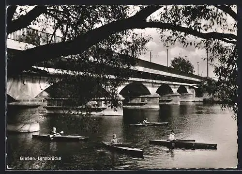 AK Giessen, moderne Architektur, kleine Kanus unter der Lahnbrücke