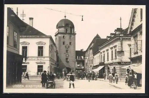 AK Leoben, Stadtturm mit Modegeschäft von Viktor Frakele und Passanten