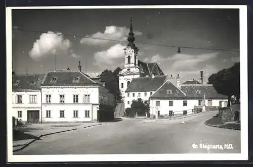 AK Gr. Siegharts /N.-Ö., Kirche mit Strassenpartie