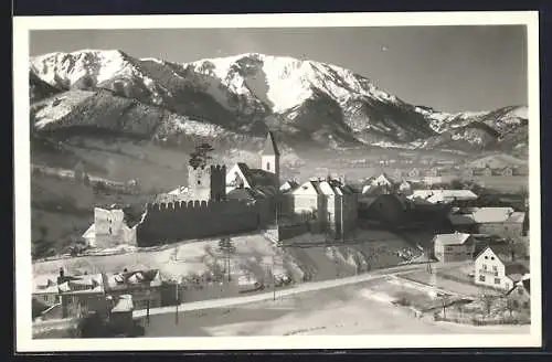 AK Puchberg a. Sch., Ortsansicht mit Burgruine im Winter