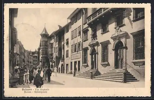 AK Bozen, Strasse Silbergasse mit Passanten