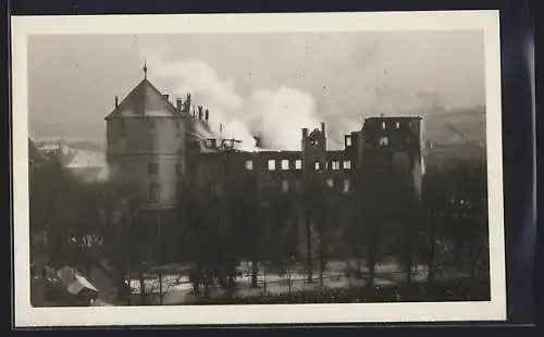 Foto-AK Stuttgart, Schloss während des Brandes