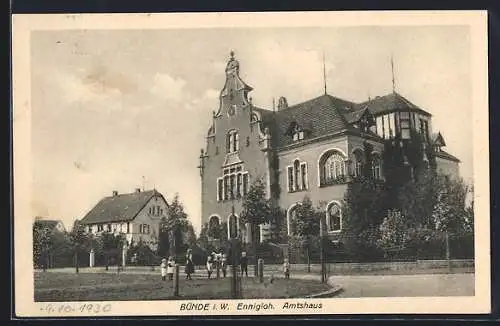 AK Bünde i. W., Ennigloh. Amtshaus mit Kindergruppe und Strasse