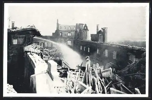 AK Stuttgart, Brandkatastrophe - Altes Schloss 1931, während der Löschversuche