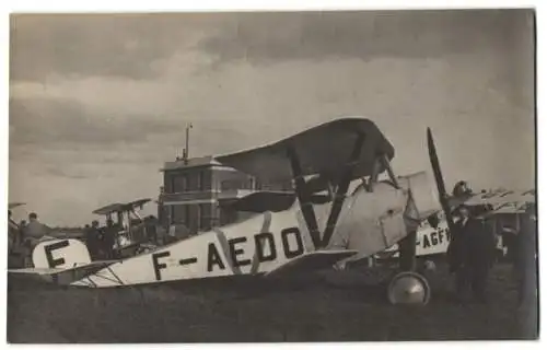 Fotografie Fotograf unbekannt, Dihon, Concours des avions de tourism 1924, Doppeldecker Flugzeug auf dem Flughafen