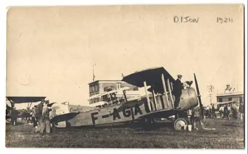 Fotografie Fotograf unbekannt, Dijon, Concours des avions de tourism 1924, Doppeldecker auf Flughafen F-AGAO