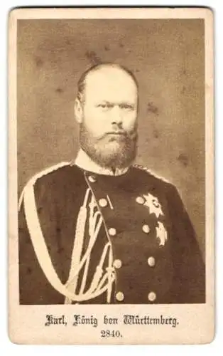 Fotografie unbekannter Fotograf und Ort, Portrait König Karl von Württemberg in Uniform mit Orden