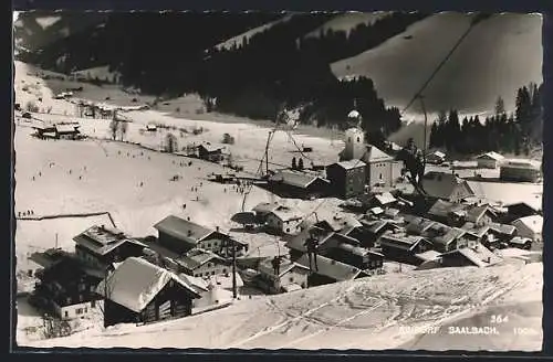 AK Saalbach, Ortsansicht und Sessellift von der Skipiste aus