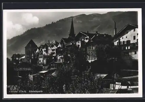 AK Kitzbühel /Tirol, Altstadtpartie mit Blick zur Kirche