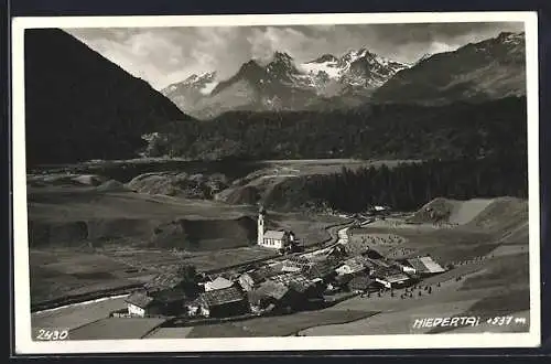 AK Umhausen, Niederthai, Ortsansicht aus der Vogelschau mit Alpenpanorama