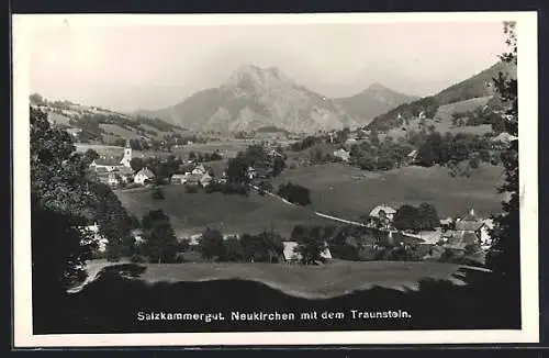 AK Neukirchen /Salzkammergut, Ortsansicht mit Traunstein von oben