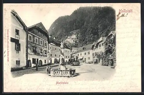 AK Hallstatt, Marktplatz, Leute beim Denkmal