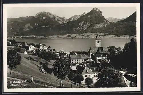 AK St. Wolfgang, Ortspanorama mit Bergen