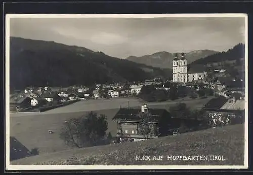 AK Hopfgarten /Tirol, Ortsansicht mit der Kirche