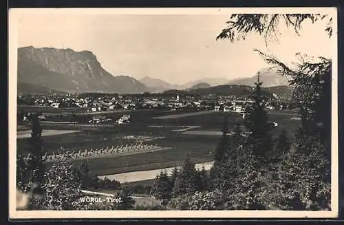 AK Wörgl, Ortsansicht mit Feldern und Bergpanorama