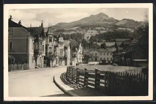 AK St. Johann i. T., Banhofstrasse mit Häusereihe