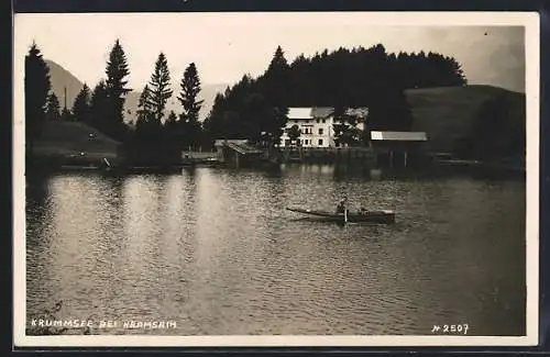 AK Kramsach, Krummsee mit Gebäude und Bootspartie