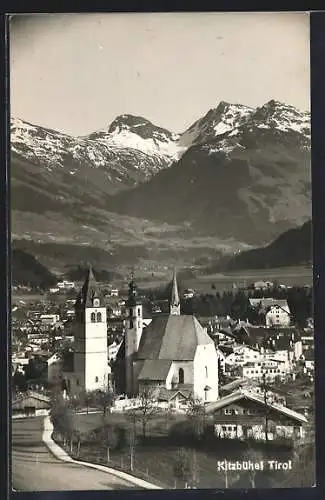 AK Kitzbühel, Ortsansicht gegen das Gebirge