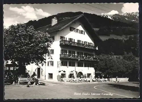 AK Schruns /Vorarlberg, Hotel Taube mit Strassenpartie