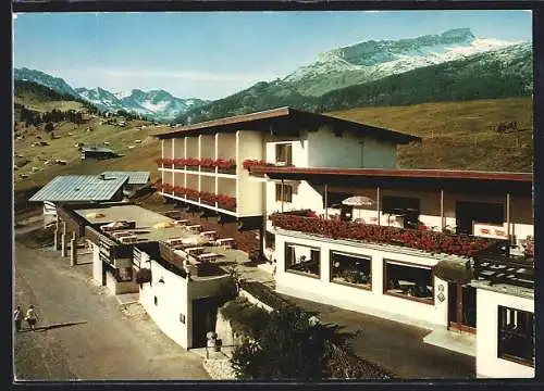 AK Riezlern-Egg /Kleinwalsertal, Hotel-Café Erlebach mit Bergpanorama