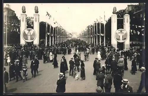 Foto-AK Siegesparade / Fete de la Victoire Paris 1919 Menschenmassen auf dem Champs Elysée