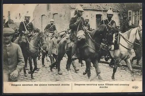 AK Aniche, französische Dragoner führen deutsche Kriegsgefangene POW's ab