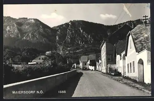 AK Maiersdorf, Strassenpartie mit Gebirgsblick