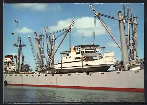 AK Handelsschiff M.S. Treuenfels bei der Übernahme eines Fährschiffes