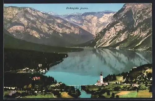 AK Bohinjsko jezero, Ortsansicht mit See und Bergen aus der Vogelschau