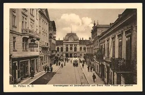 AK St. Pölten /N. Ö., Kremsergasse mit Zentralbahnhof vom Grand Hotel Pittner aus