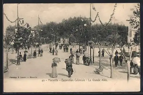 AK Marseille, Ausstellung Exposition coloniale, La Grande Allee mit Passanten