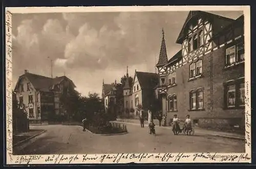 AK Alzey, Schillerplatz mit Strassengabelung u. Turmgebäude