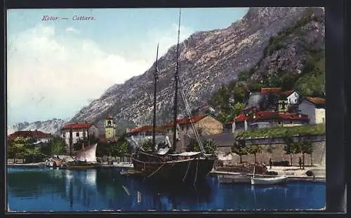 AK Cattaro, Ortspanorama vom Wasser aus, mit Segelschiff
