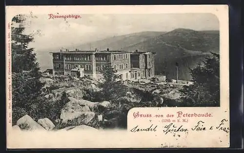 AK Peterbaude, Blick zur Baude mit Bergen dahinter im Riesengebirge