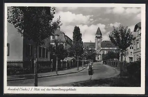 AK Arnsdorf / Sachsen, Anstaltsstrasse mit Verwaltungsgebäude