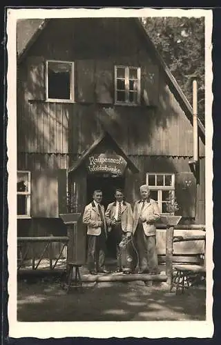 AK Altenberg i. Erzg., Erzgebirgslieder-Trio Max Nacke vor dem Gasthaus Waldschänke Raupennest