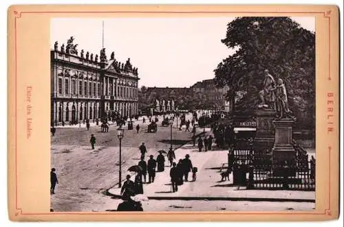 Fotografie unbekannter Fotograf, Ansicht Berlin, Unter den Linden mit Denkmal