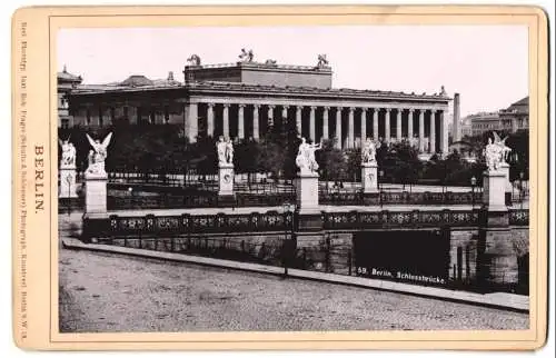 Fotografie Rob. Prager, Berlin, Ansicht Berlin, Blick über die Schlossbrücke nach dem alten Museum am Lustgarten